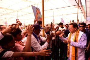 उपस्थित जनता से मिलते सीएम धामी