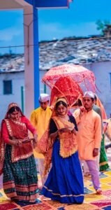 कार्यक्रम में प्रस्तुति देते बच्चे।