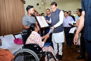 सीएम को अपनी समस्या से अवगत कराती दिव्यांग महिला
