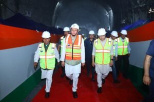 केंद्रीय मंत्री अश्विनी वैष्णव और मुख्यमंत्री पुष्कर सिंह धामी टनल का निरीक्षण करते हुए। 