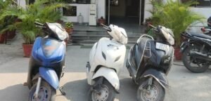 बरामद की गयी चोरी की तीन स्कूटियां