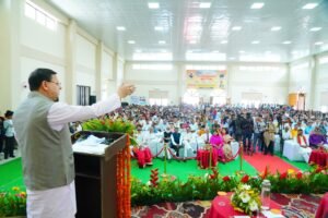 कार्यक्रम में उपस्थित लोगों को संबोधित करते सीएम धामी