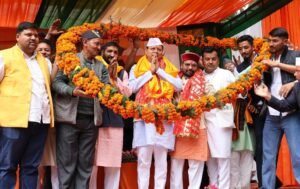 सीएम का स्वागत करते आयोजनकर्ता।