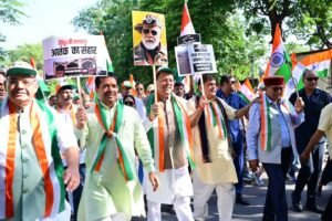 रैली में प्रतिभाग करते सीएम धामी व अन्य।