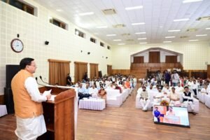 कार्यक्रम में उपस्थित जनप्रतिनिधियों को सम्बोधित करते सीएम धामी।