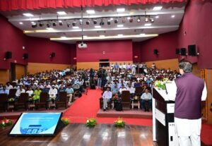 उपस्थित लोगों को सम्बोधित करते सीएम धामी।