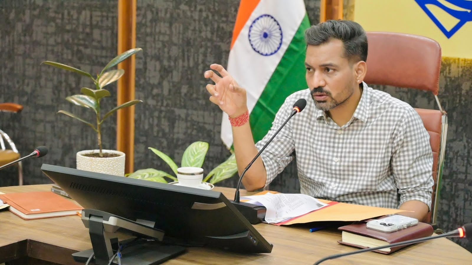 देहरादून में ट्रैफिक और पार्किंग सुधार पर डीएम सख्त, माइक्रो लेवल मोबिलिटी प्लान बनाने के...